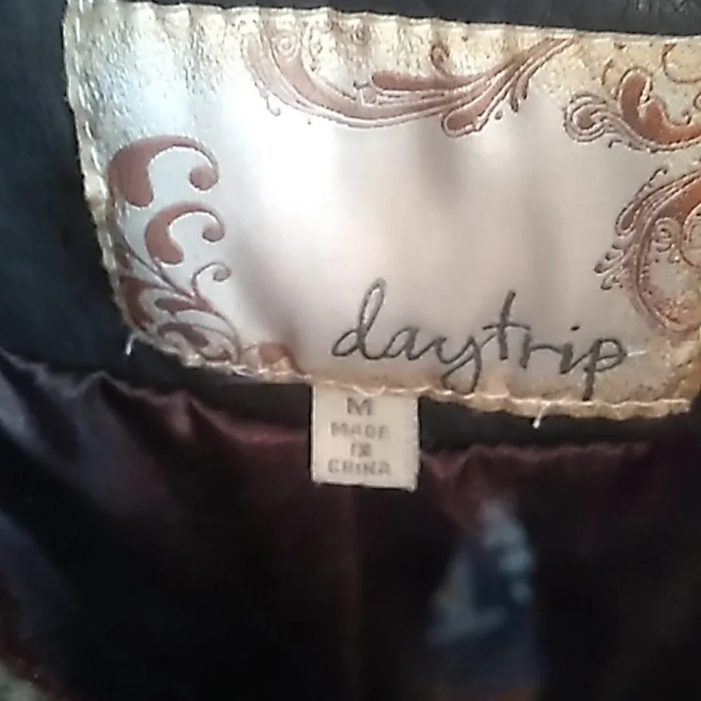 Daytrip Medium Black Vinyl Jacket wit Faux Fur - Picture 6 of 8